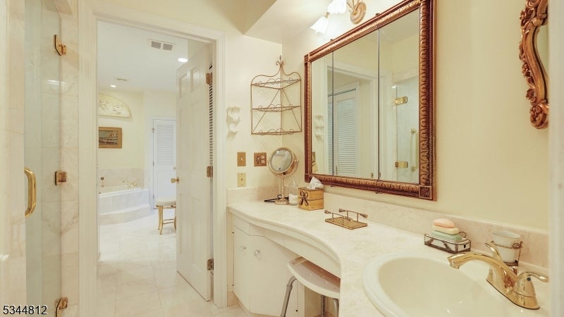 Watchung Boro, New Jersey, 07069, United States, 5 Bedrooms Bedrooms, ,4 BathroomsBathrooms,Residential,Active,1952610