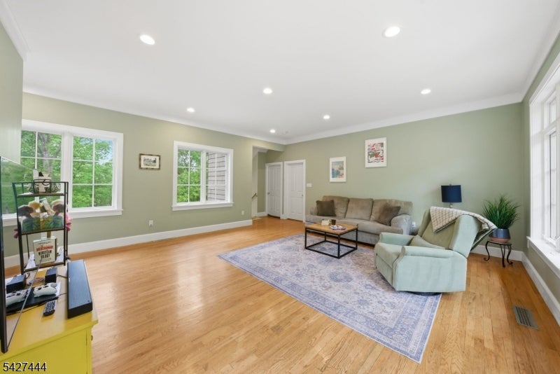 Boonton Twp., New Jersey, 07005, United States, 4 Bedrooms Bedrooms, ,3 BathroomsBathrooms,Residential,Active,2052013