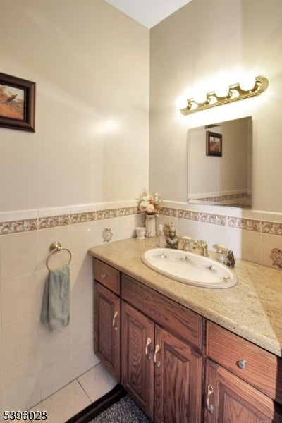 Blairstown Twp., New Jersey, 07832, United States, 6 Bedrooms Bedrooms, ,3 BathroomsBathrooms,Residential,Active,1988731