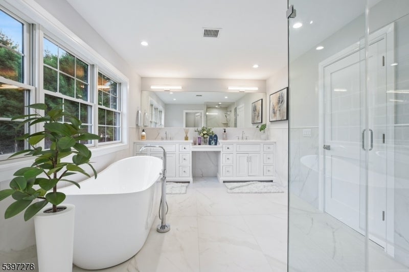 Livingston Twp., New Jersey, 07039, United States, 6 Bedrooms Bedrooms, ,6 BathroomsBathrooms,Residential,Active,1993679