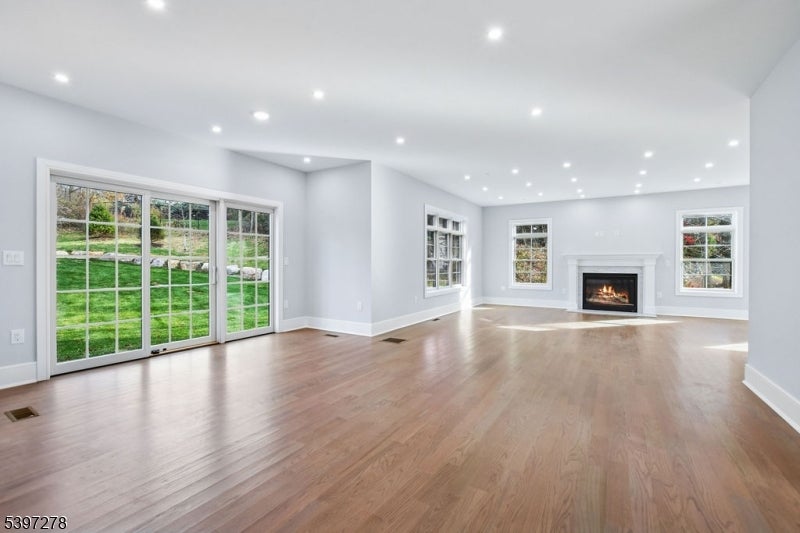 Livingston Twp., New Jersey, 07039, United States, 6 Bedrooms Bedrooms, ,6 BathroomsBathrooms,Residential,Active,1993679