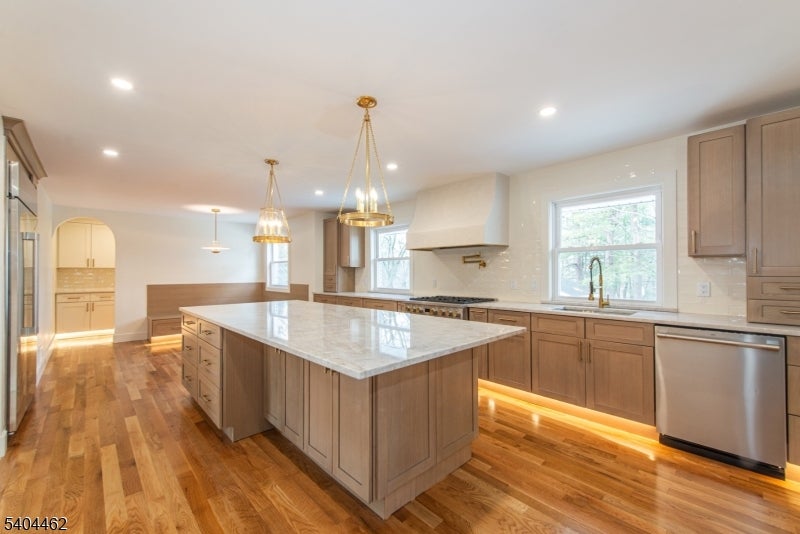 West Caldwell Twp., New Jersey, 07006, United States, 4 Bedrooms Bedrooms, ,5 BathroomsBathrooms,Residential,Active,2009168