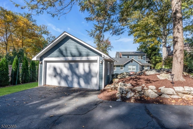 Jefferson Twp., New Jersey, 07849, United States, 4 Bedrooms Bedrooms, ,3 BathroomsBathrooms,Residential,Active,1969683