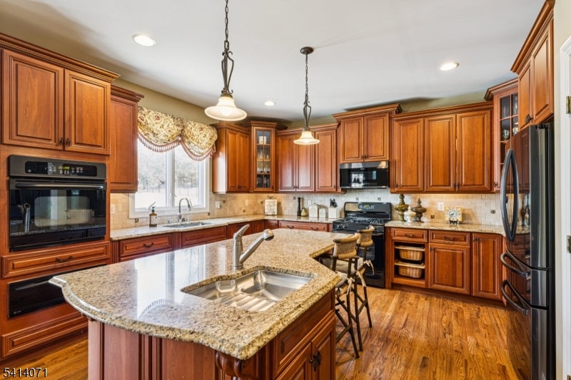 Branchburg Twp., New Jersey, 08876, United States, 5 Bedrooms Bedrooms, ,5 BathroomsBathrooms,Residential,Active,2028531