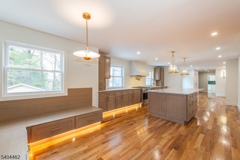 West Caldwell Twp., New Jersey, 07006, United States, 4 Bedrooms Bedrooms, ,5 BathroomsBathrooms,Residential,Active,2009168