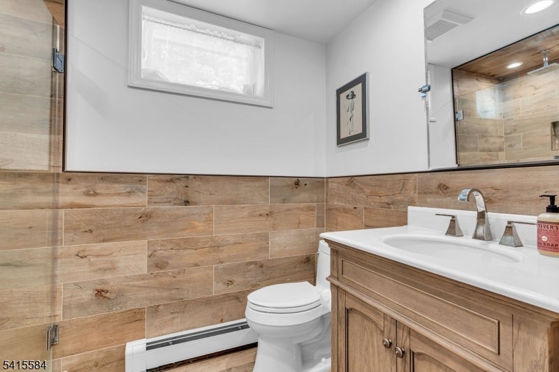 Hopatcong Boro, New Jersey, 07821, United States, 3 Bedrooms Bedrooms, ,3 BathroomsBathrooms,Residential,Active,2043427
