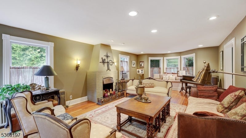 Watchung Boro, New Jersey, 07069, United States, 5 Bedrooms Bedrooms, ,4 BathroomsBathrooms,Residential,Active,1962192