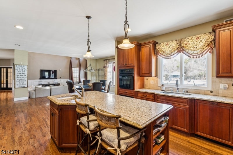 Branchburg Twp., New Jersey, 08876, United States, 5 Bedrooms Bedrooms, ,5 BathroomsBathrooms,Residential,Active,2028531