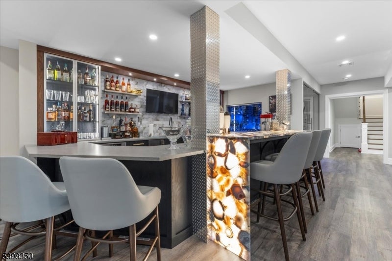 Peapack Gladstone Boro, New Jersey, 07934, United States, 4 Bedrooms Bedrooms, ,5 BathroomsBathrooms,Residential,Active,1996292