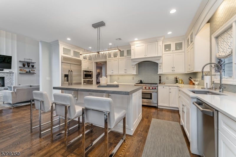 Peapack Gladstone Boro, New Jersey, 07934, United States, 4 Bedrooms Bedrooms, ,5 BathroomsBathrooms,Residential,Active,1996292