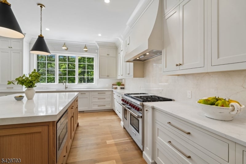 Millburn Twp., New Jersey, 07078, United States, 7 Bedrooms Bedrooms, ,8 BathroomsBathrooms,Residential,Pending,2052003