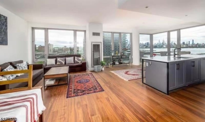 Jersey City, New Jersey, 07310, United States, 2 Bedrooms Bedrooms, ,3 BathroomsBathrooms,Residential,Active,1945487