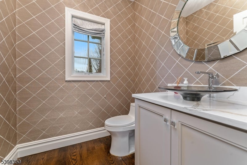 Peapack Gladstone Boro, New Jersey, 07934, United States, 4 Bedrooms Bedrooms, ,5 BathroomsBathrooms,Residential,Active,1996292