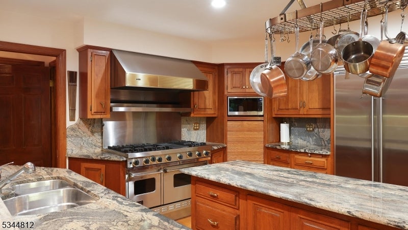 Watchung Boro, New Jersey, 07069, United States, 5 Bedrooms Bedrooms, ,4 BathroomsBathrooms,Residential,Active,1952610