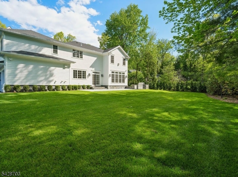 Millburn Twp., New Jersey, 07078, United States, 7 Bedrooms Bedrooms, ,8 BathroomsBathrooms,Residential,Pending,2052003