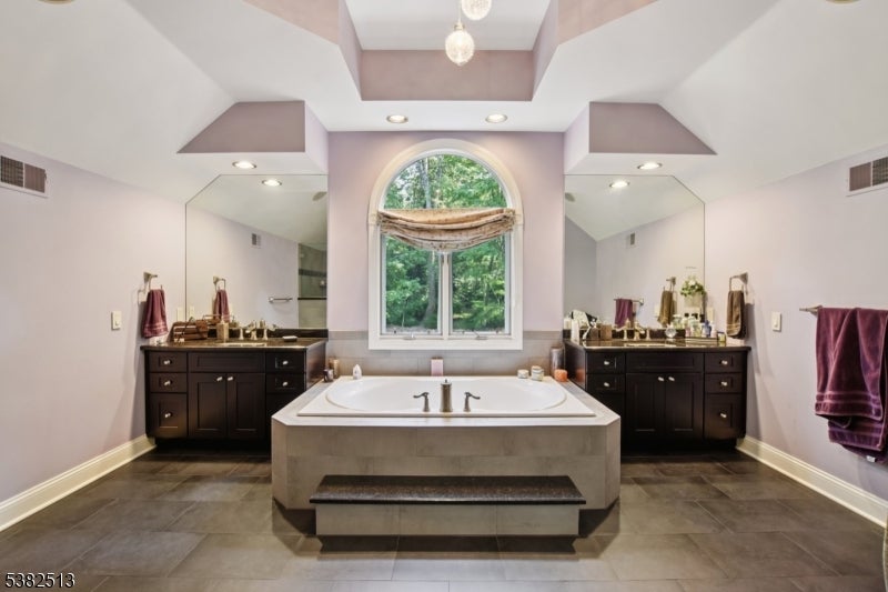 Warren Twp., New Jersey, 07059, United States, 5 Bedrooms Bedrooms, ,4 BathroomsBathrooms,Residential,Active,1945488