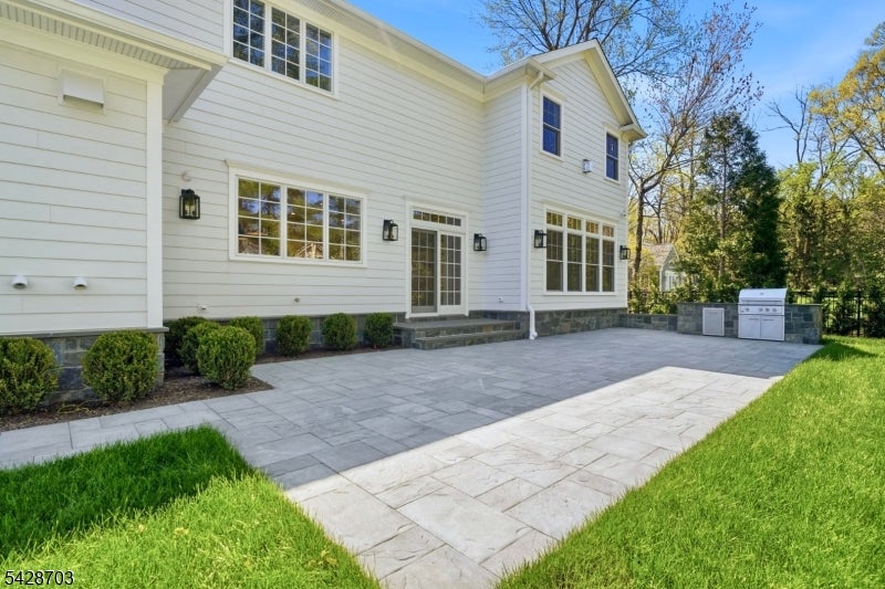 Millburn Twp., New Jersey, 07078, United States, 7 Bedrooms Bedrooms, ,8 BathroomsBathrooms,Residential,Pending,2052003