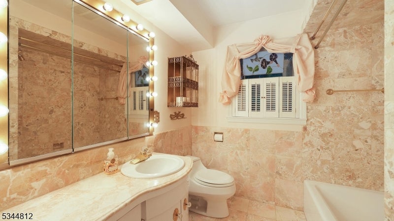 Watchung Boro, New Jersey, 07069, United States, 5 Bedrooms Bedrooms, ,4 BathroomsBathrooms,Residential,Active,1952610