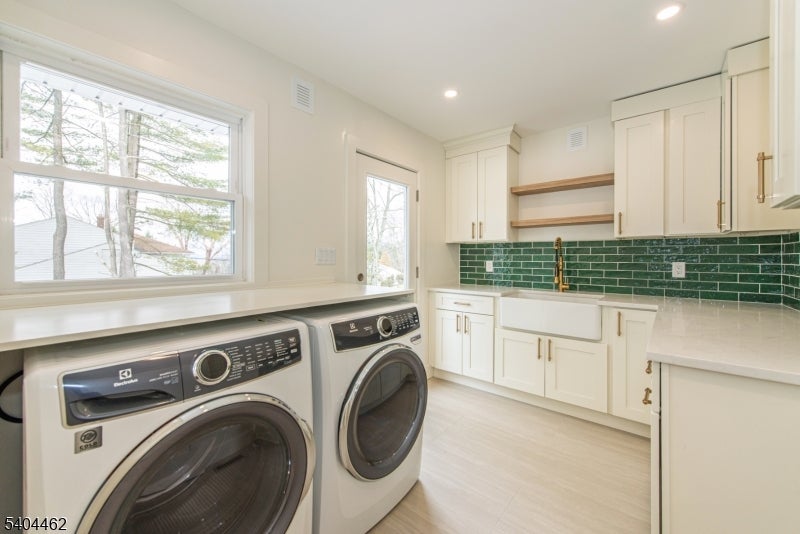 West Caldwell Twp., New Jersey, 07006, United States, 4 Bedrooms Bedrooms, ,5 BathroomsBathrooms,Residential,Active,2009168