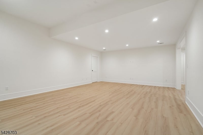 Millburn Twp., New Jersey, 07078, United States, 7 Bedrooms Bedrooms, ,8 BathroomsBathrooms,Residential,Pending,2052003