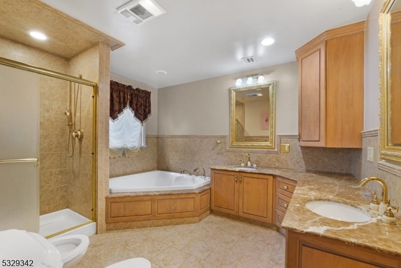 Washington Twp., New Jersey, 07853, United States, 3 Bedrooms Bedrooms, ,3 BathroomsBathrooms,Residential,Active,1964272