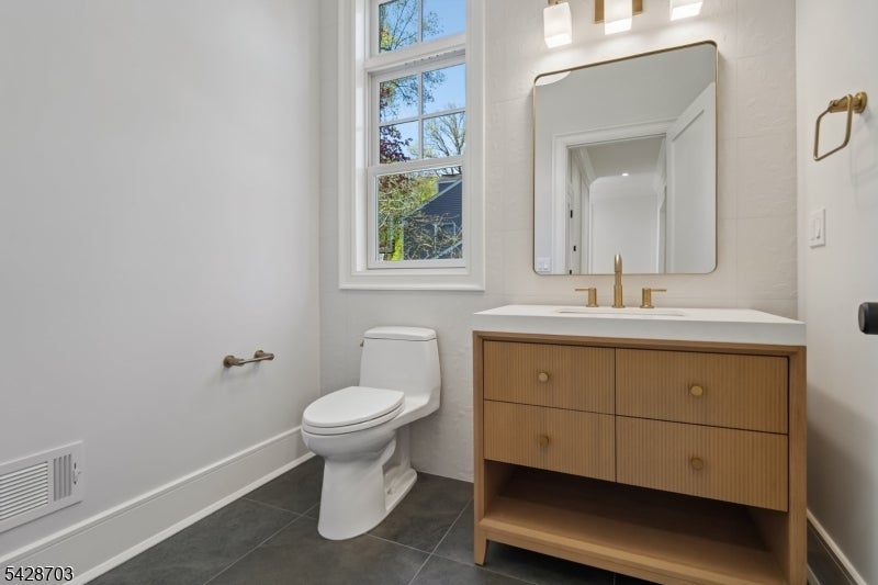 Millburn Twp., New Jersey, 07078, United States, 7 Bedrooms Bedrooms, ,8 BathroomsBathrooms,Residential,Pending,2052003