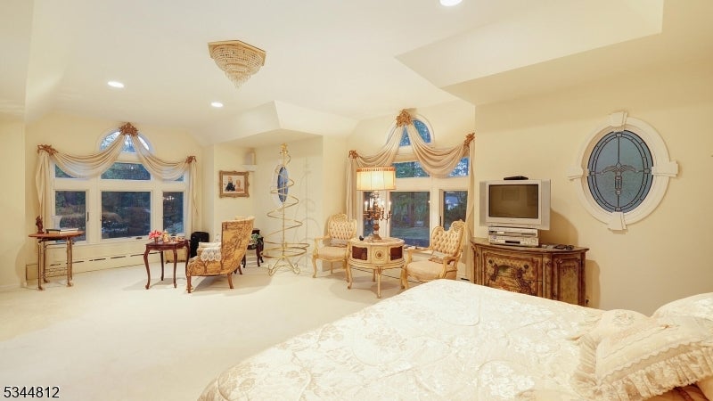 Watchung Boro, New Jersey, 07069, United States, 5 Bedrooms Bedrooms, ,4 BathroomsBathrooms,Residential,Active,1952610