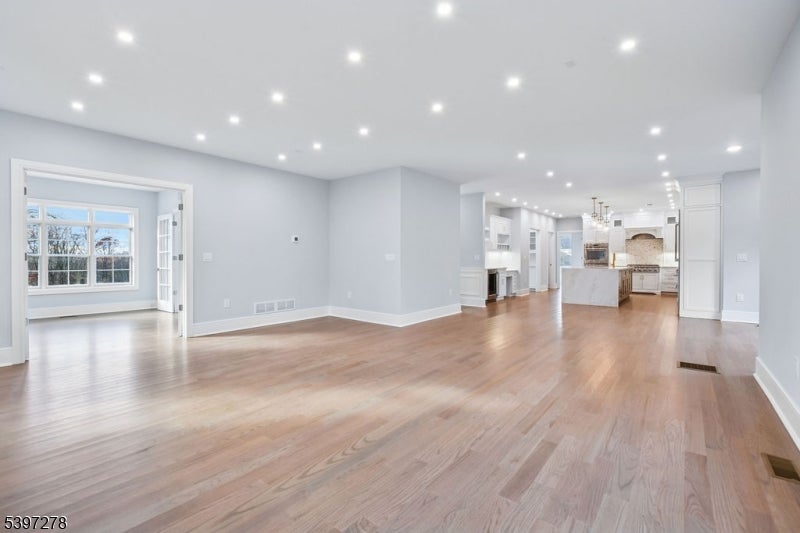 Livingston Twp., New Jersey, 07039, United States, 6 Bedrooms Bedrooms, ,6 BathroomsBathrooms,Residential,Active,1993679