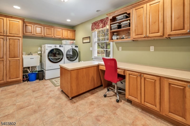 Mount Olive Twp., New Jersey, 07836, United States, 5 Bedrooms Bedrooms, ,5 BathroomsBathrooms,Residential,Active,2009155