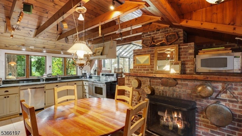 Watchung Boro, New Jersey, 07069, United States, 5 Bedrooms Bedrooms, ,4 BathroomsBathrooms,Residential,Active,1962192