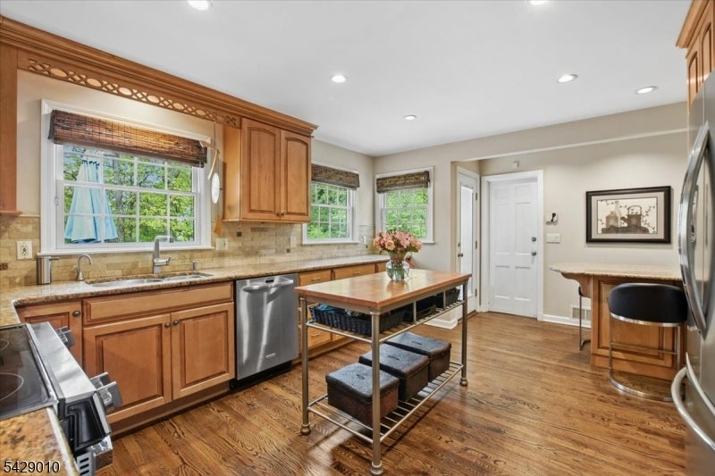 Millburn Twp., New Jersey, 07078, United States, 3 Bedrooms Bedrooms, ,4 BathroomsBathrooms,Residential,Active,2045397