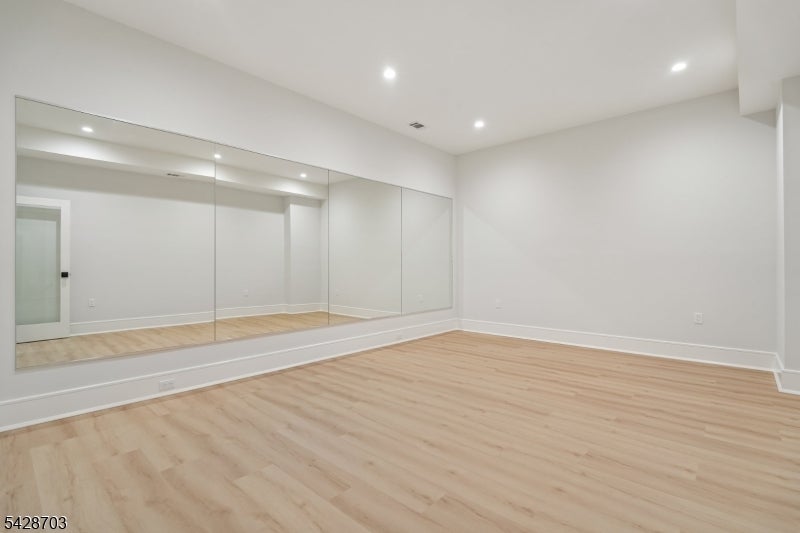 Millburn Twp., New Jersey, 07078, United States, 7 Bedrooms Bedrooms, ,8 BathroomsBathrooms,Residential,Pending,2052003
