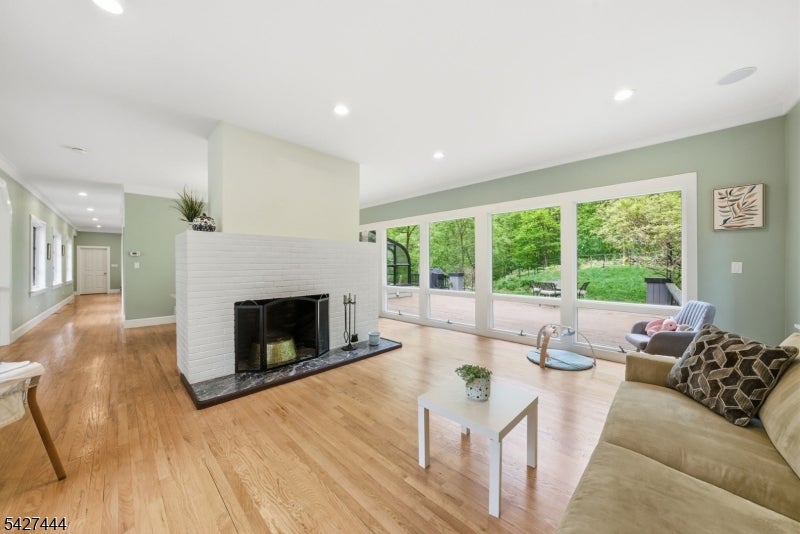 Boonton Twp., New Jersey, 07005, United States, 4 Bedrooms Bedrooms, ,3 BathroomsBathrooms,Residential,Active,2052013