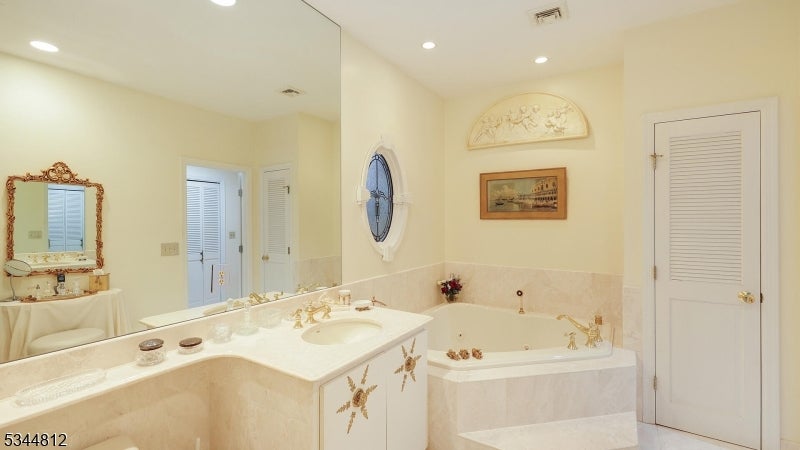 Watchung Boro, New Jersey, 07069, United States, 5 Bedrooms Bedrooms, ,4 BathroomsBathrooms,Residential,Active,1952610