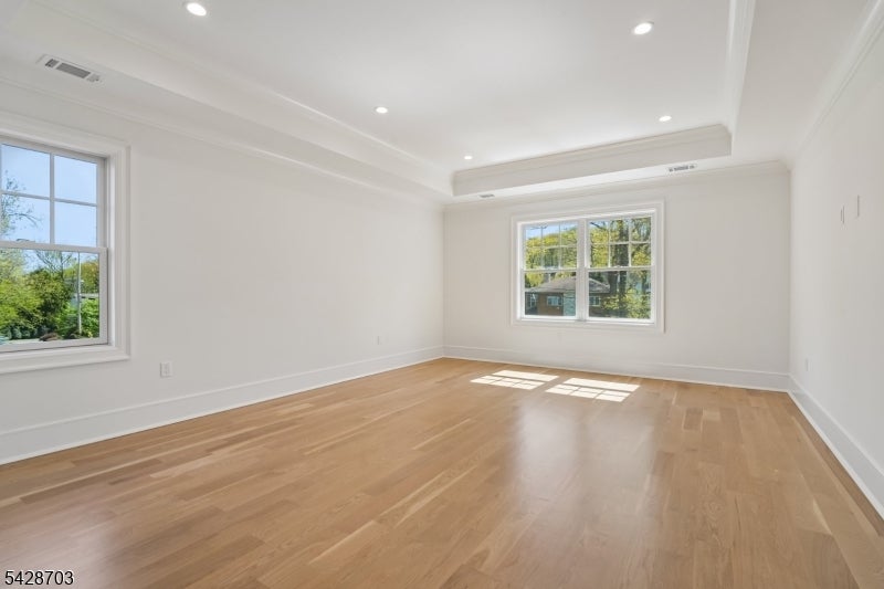 Millburn Twp., New Jersey, 07078, United States, 7 Bedrooms Bedrooms, ,8 BathroomsBathrooms,Residential,Pending,2052003