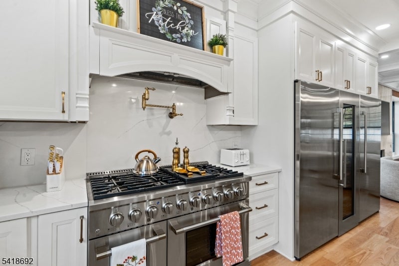Roseland Boro, New Jersey, 07068, United States, 4 Bedrooms Bedrooms, ,4 BathroomsBathrooms,Residential,Active,2045395