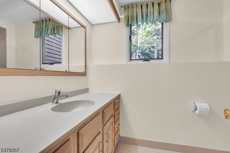 Jefferson Twp., New Jersey, 07849, United States, 5 Bedrooms Bedrooms, ,2 BathroomsBathrooms,Residential,Active,1905354