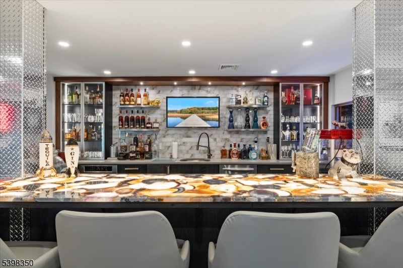 Peapack Gladstone Boro, New Jersey, 07934, United States, 4 Bedrooms Bedrooms, ,5 BathroomsBathrooms,Residential,Active,1996292