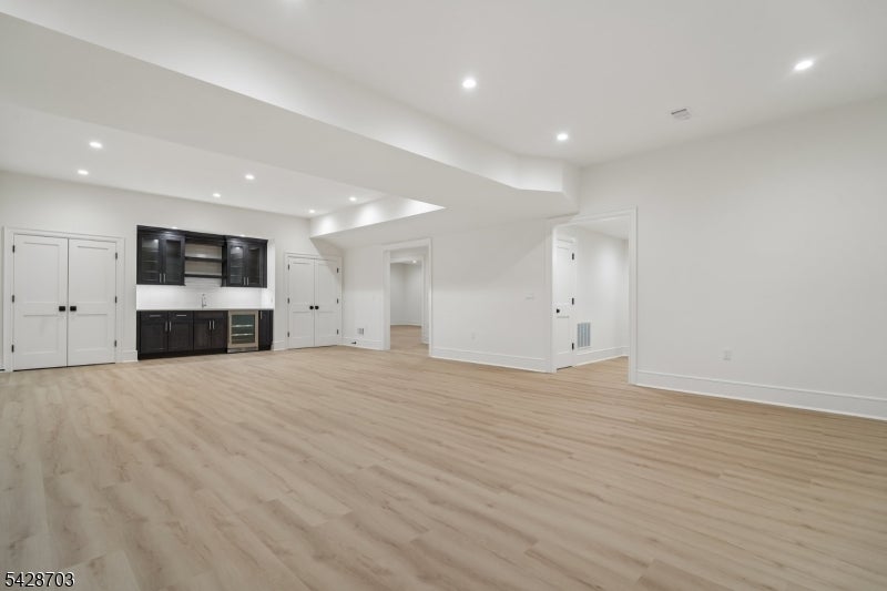 Millburn Twp., New Jersey, 07078, United States, 7 Bedrooms Bedrooms, ,8 BathroomsBathrooms,Residential,Pending,2052003