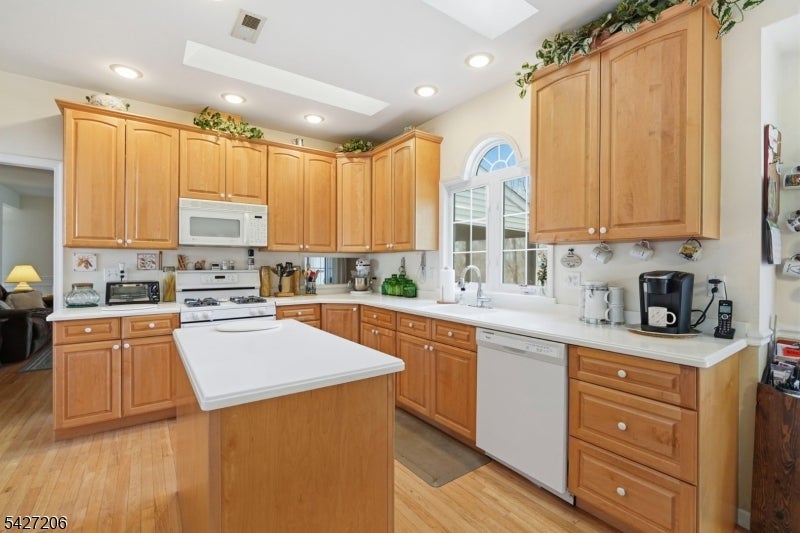 Franklin Twp., New Jersey, 08540, United States, 4 Bedrooms Bedrooms, ,4 BathroomsBathrooms,Residential,Active,2042172
