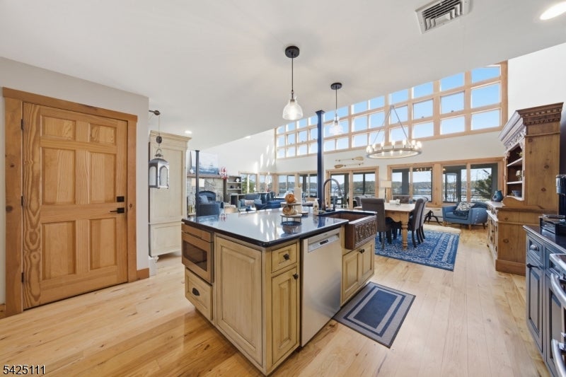 Hopatcong Boro, New Jersey, 07843, United States, 3 Bedrooms Bedrooms, ,4 BathroomsBathrooms,Residential,Active,2043433