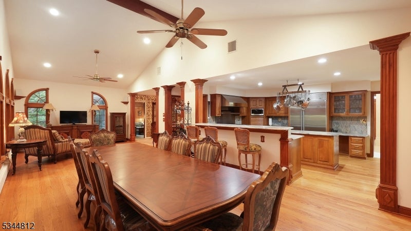 Watchung Boro, New Jersey, 07069, United States, 5 Bedrooms Bedrooms, ,4 BathroomsBathrooms,Residential,Active,1952610