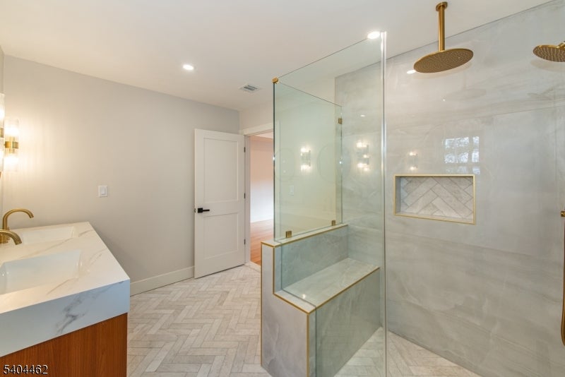 West Caldwell Twp., New Jersey, 07006, United States, 4 Bedrooms Bedrooms, ,5 BathroomsBathrooms,Residential,Active,2009168