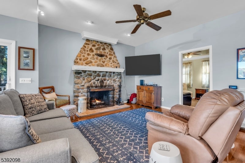 Jefferson Twp., New Jersey, 07849, United States, 4 Bedrooms Bedrooms, ,3 BathroomsBathrooms,Residential,Active,1969683