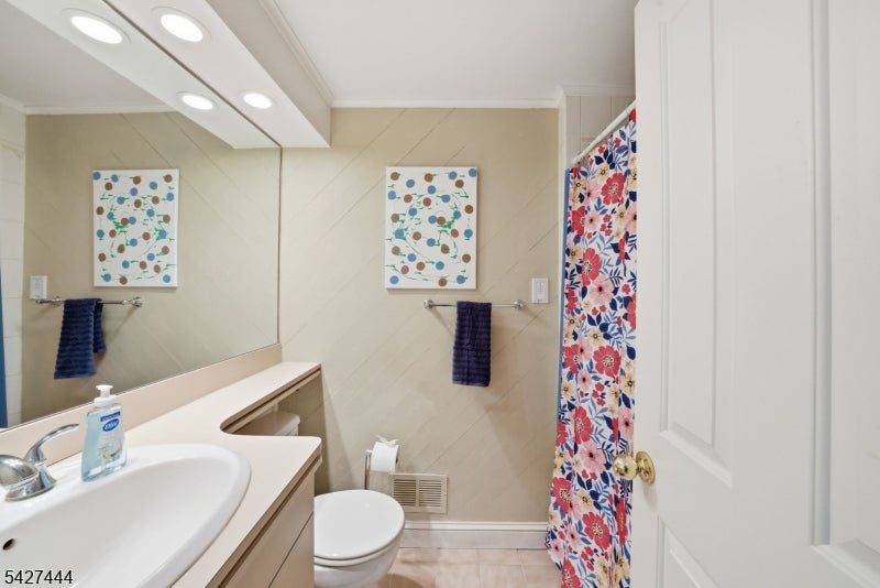 Boonton Twp., New Jersey, 07005, United States, 4 Bedrooms Bedrooms, ,3 BathroomsBathrooms,Residential,Active,2052013