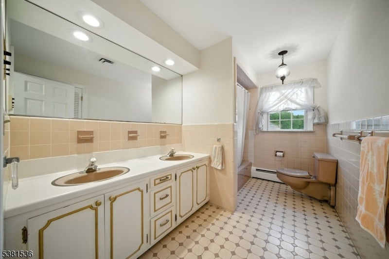 Boonton Twp., New Jersey, 07005, United States, 4 Bedrooms Bedrooms, ,3 BathroomsBathrooms,Residential,Active,1945441