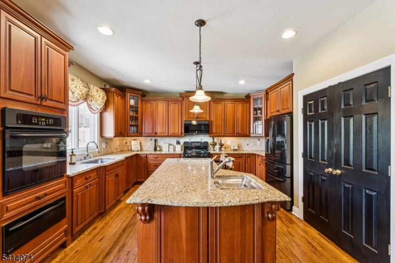 Branchburg Twp., New Jersey, 08876, United States, 5 Bedrooms Bedrooms, ,5 BathroomsBathrooms,Residential,Active,2028531