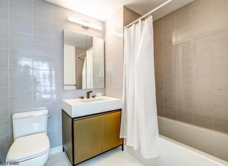 Jersey City, New Jersey, 07310, United States, 2 Bedrooms Bedrooms, ,3 BathroomsBathrooms,Residential,Active,1945487