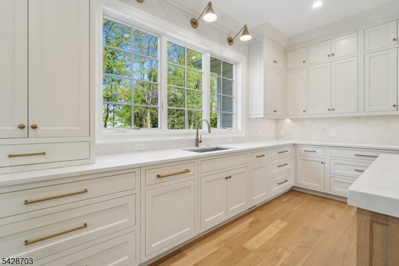 Millburn Twp., New Jersey, 07078, United States, 7 Bedrooms Bedrooms, ,8 BathroomsBathrooms,Residential,Pending,2052003
