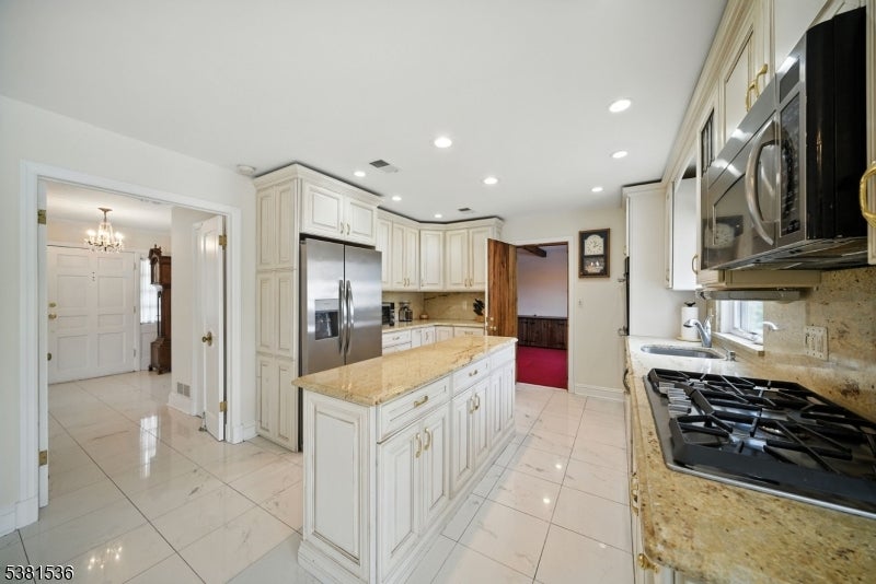 Boonton Twp., New Jersey, 07005, United States, 4 Bedrooms Bedrooms, ,3 BathroomsBathrooms,Residential,Active,1945441